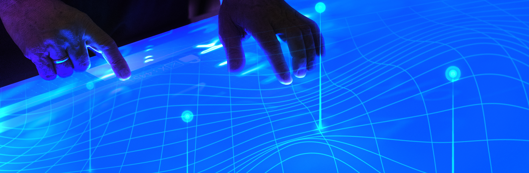 Pessoa conectada em uma rede digital de hologramas